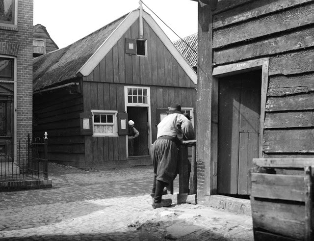 Bên ngoài một ngôi nhà ở đảo Marken. Ảnh: Bill Nelson Flickr.