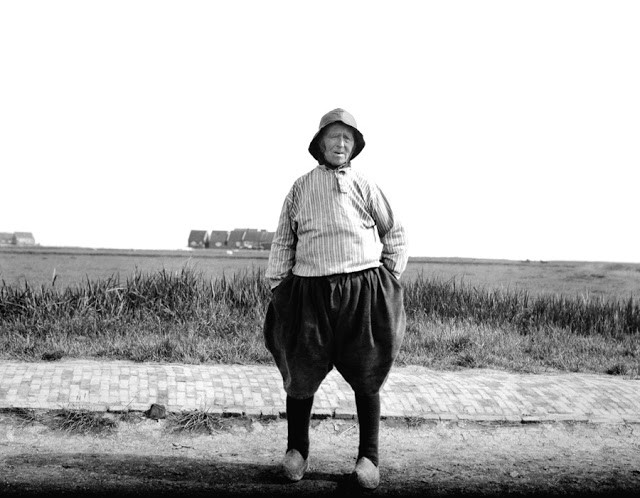 Người ngư dân già trong trang phục truyền thống ở đảo Marken. Ảnh: Bill Nelson Flickr.