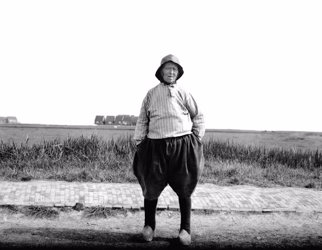 Người ngư dân già trong trang phục truyền thống ở đảo Marken. Ảnh: Bill Nelson Flickr.