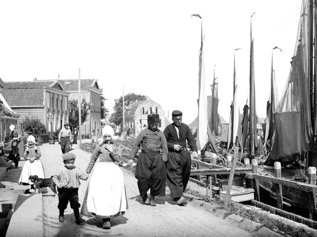 Con đường ven bến cảng ở Volendam. Ảnh: Bill Nelson Flickr.