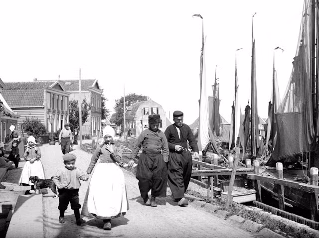 Con đường ven bến cảng ở Volendam. Ảnh: Bill Nelson Flickr.