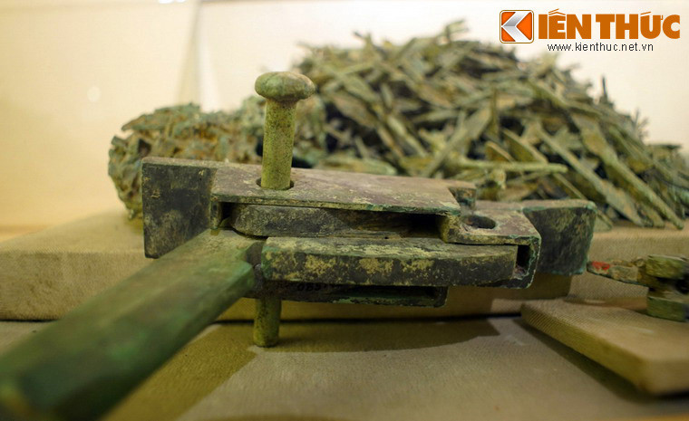 Nhiều hiện vật của Bảo tàng phản ánh những giai đoạn lịch sử vàng son của Việt Nam, như lẫy nỏ và tên đồng thời Đông Sơn, cọc gỗ trong trận Bạch Đằng, mô hình tháp cổ thời Lý, đồ gốm hoa nâu thời Trần...