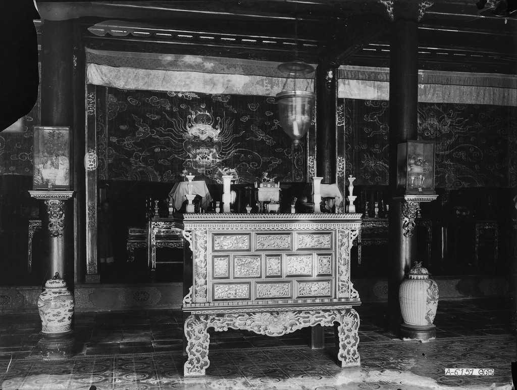 Một bàn thờ trong điện Phụng Tiên. Ảnh tư liệu.