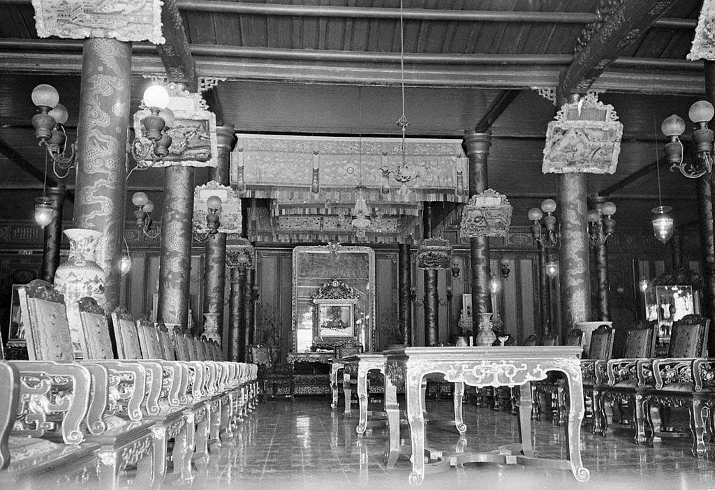 Nội thất gian chính của điện Cần Chánh, 1938. Ảnh tư liệu.
