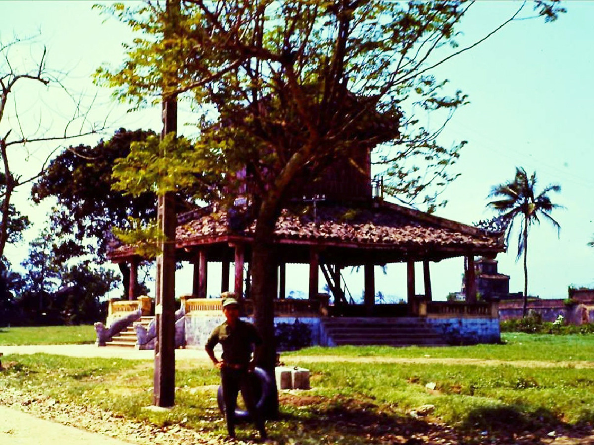 Phu Văn Lâu ở phía trước Hoàng thành Huế. Ảnh: Joe Robertson.