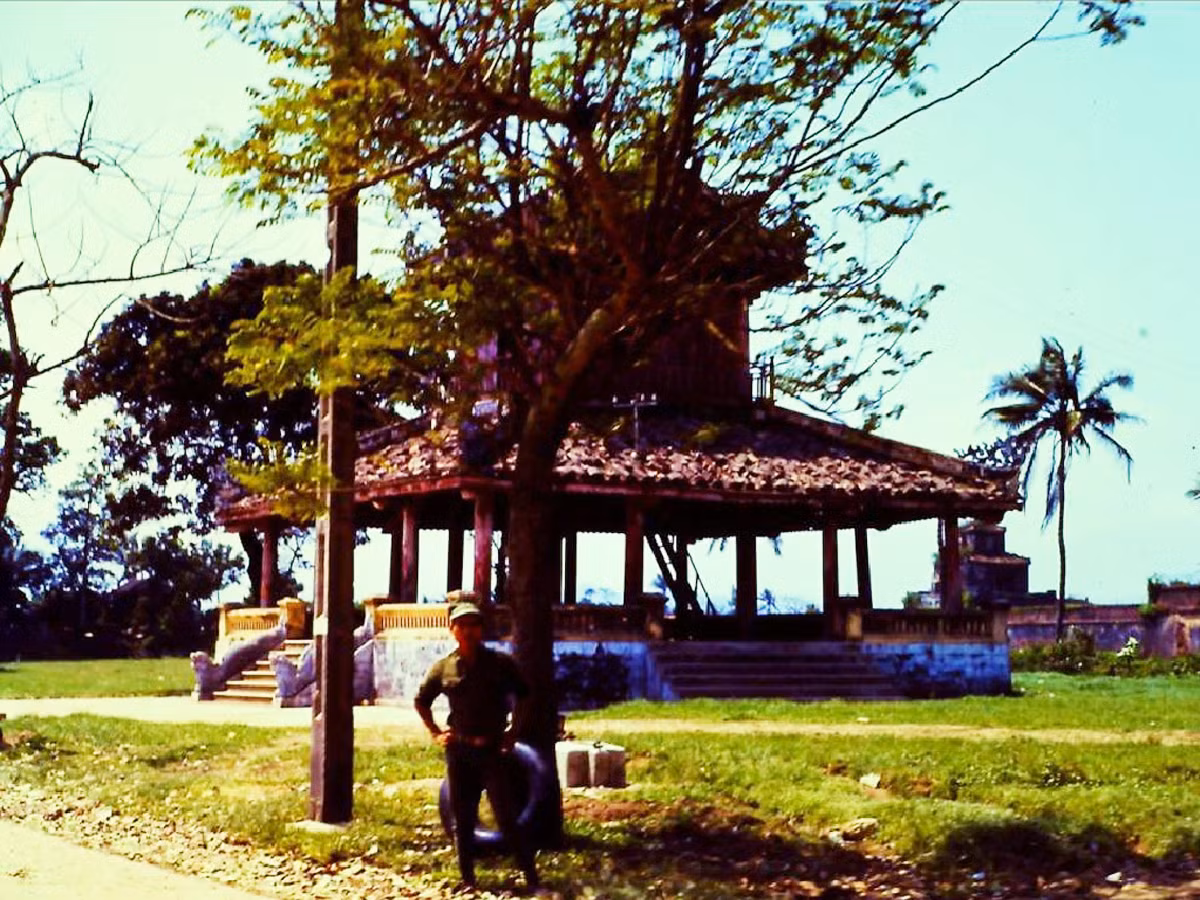 Phu Văn Lâu ở phía trước Hoàng thành Huế. Ảnh: Joe Robertson.