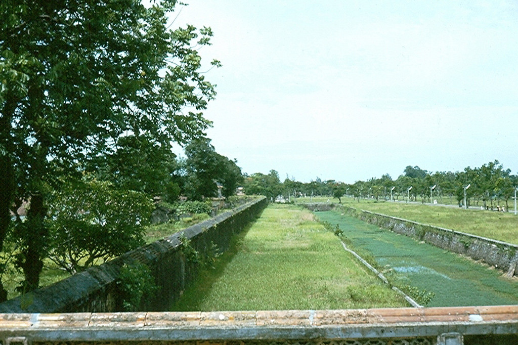 Từ kỳ đài nhìn sang hào thành. Ảnh: Robert Gauthier.