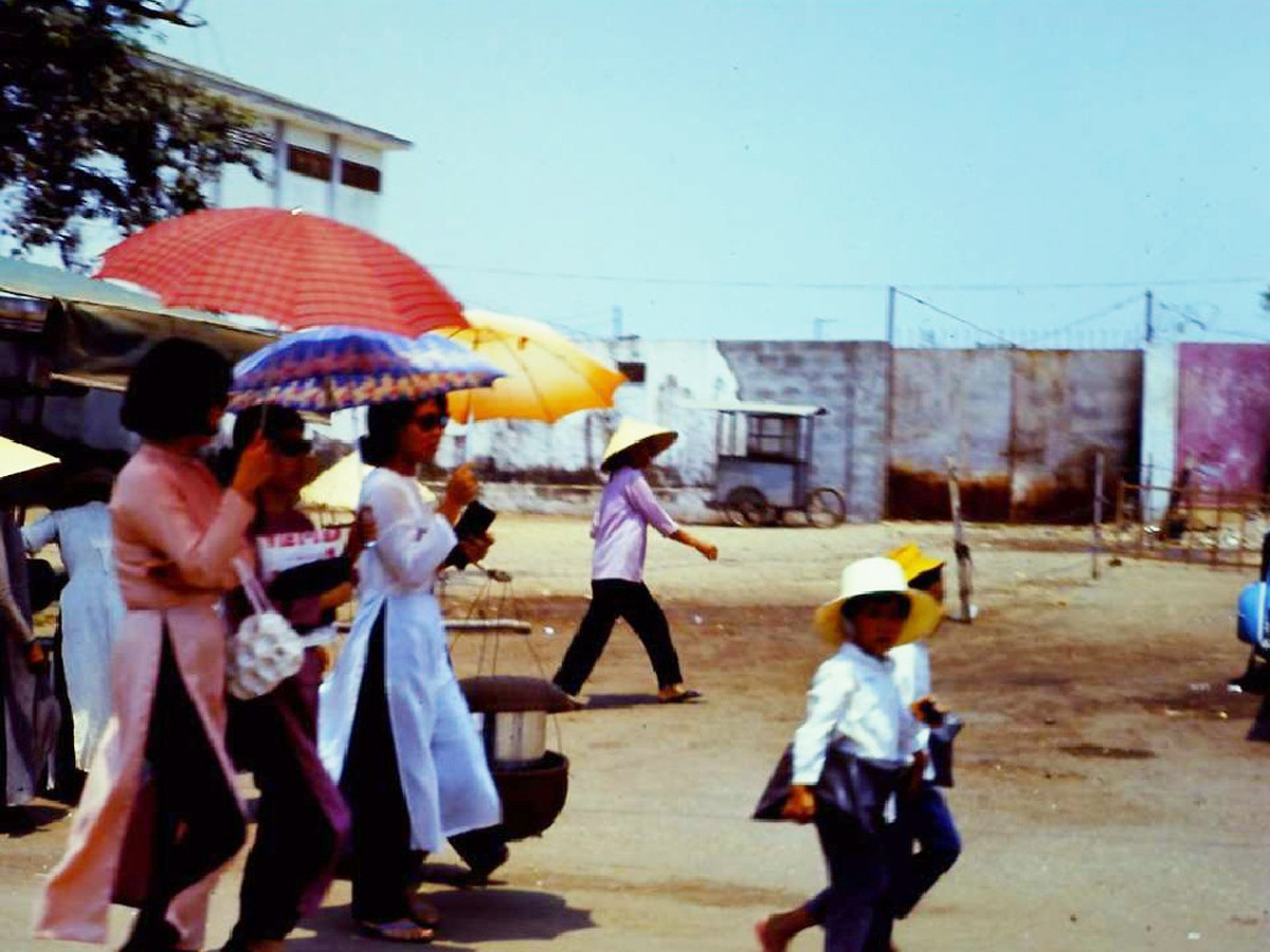 Phụ nữ và trẻ em trên đường phố Huế năm 1970. Ảnh: Joe Robertson.