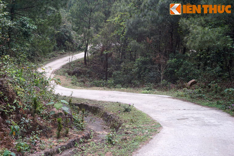 Để lên chùa, du khách phải vượt qua một quãng đường núi quanh co.