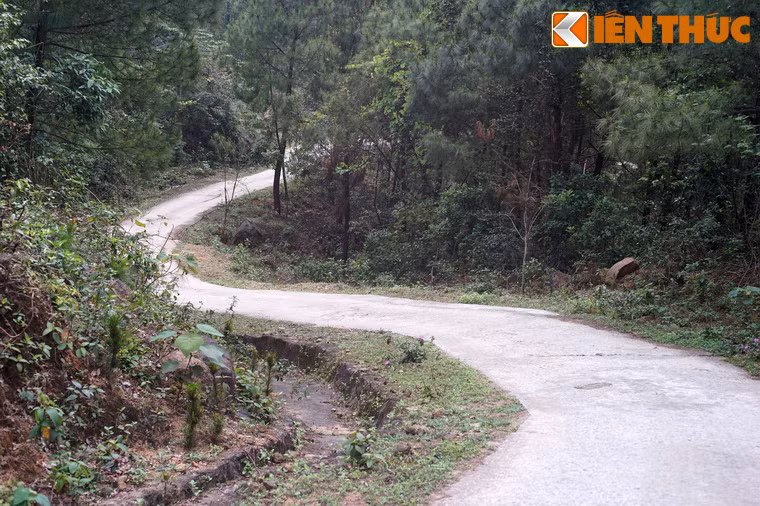 Để lên chùa, du khách phải vượt qua một quãng đường núi quanh co.