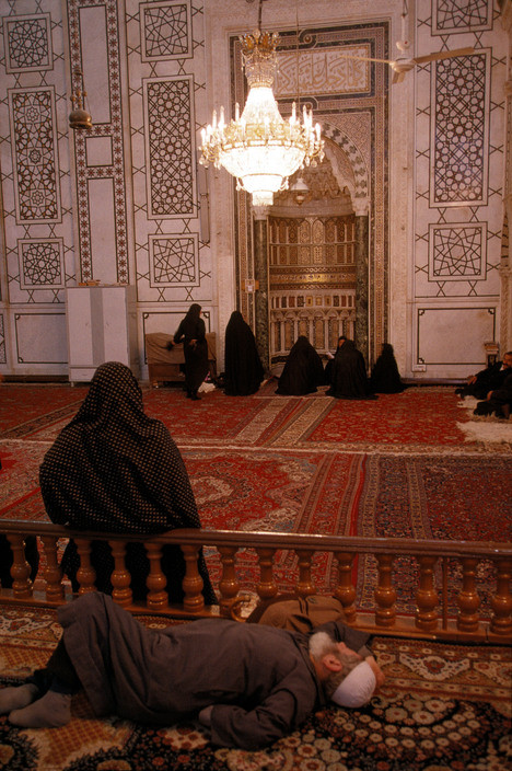 Người hành hương nghỉ ngơi ở thánh đường Umayyad tại thủ đô Damascus trên hành trình về thánh địa Mecca. Ảnh: Magnum Photos.