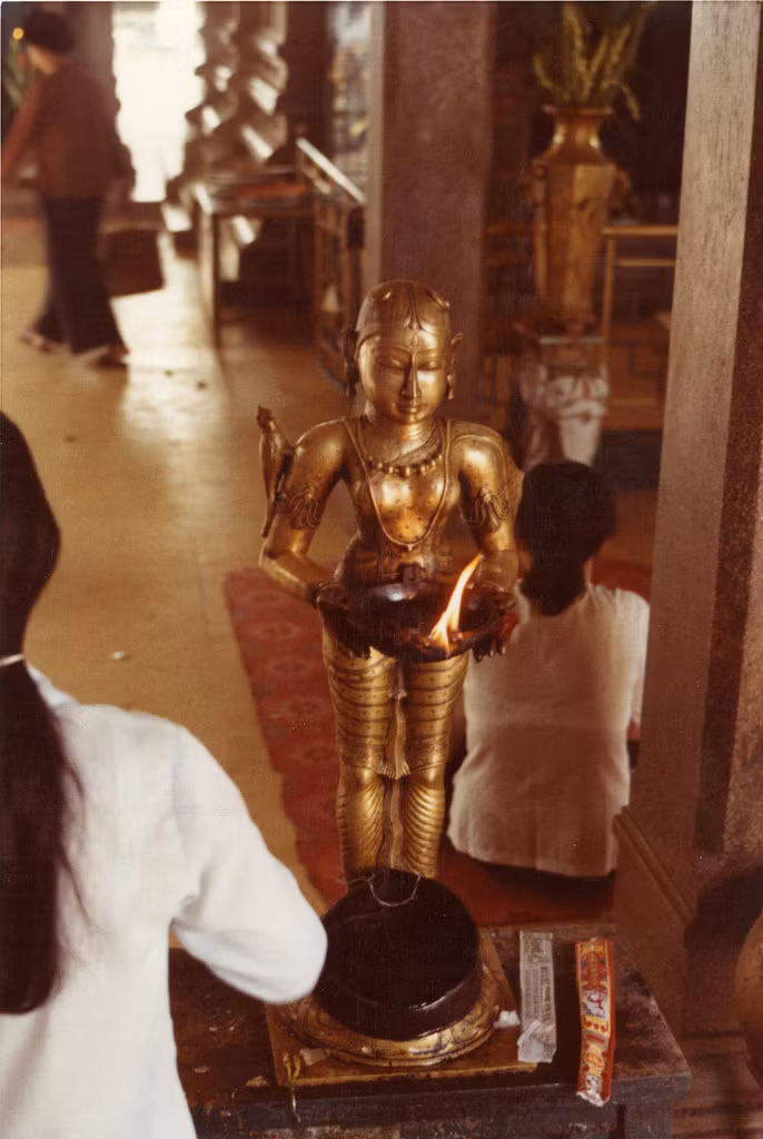 Người Việt làm lễ trong đền Mariamman. Ảnh: Kemper14.