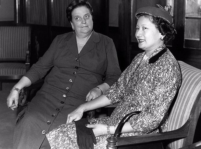 Phu nhân Tổng thống Pháp René Coty tiếp Nam Phương Hoàng hậu tại Lâu đài Vizille ở Pháp ngày 3/3/1954. Ảnh tư liệu.