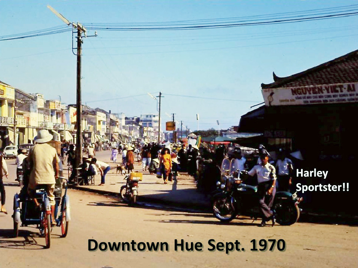 Quang cảnh tại đường dẫn lên cầu Trường Tiền từ đường Trần Hưng Đạo, thành phố Huế tháng 9/1970. Ảnh: Joe Robertson.