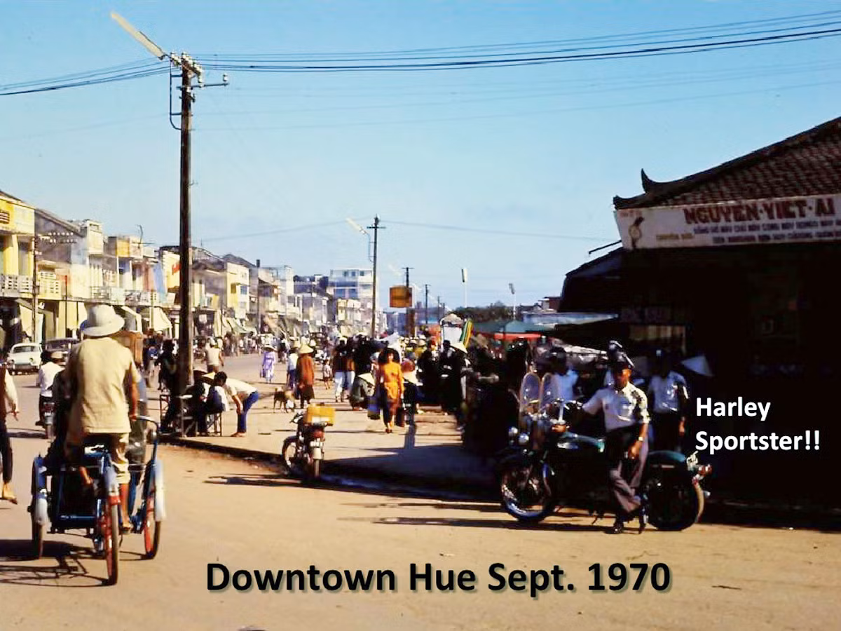 Quang cảnh tại đường dẫn lên cầu Trường Tiền từ đường Trần Hưng Đạo, thành phố Huế tháng 9/1970. Ảnh: Joe Robertson.