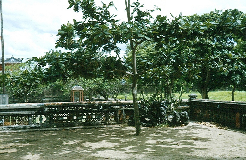 Một khoảng sân trong Hoàng thành. Ảnh: Robert Gauthier.