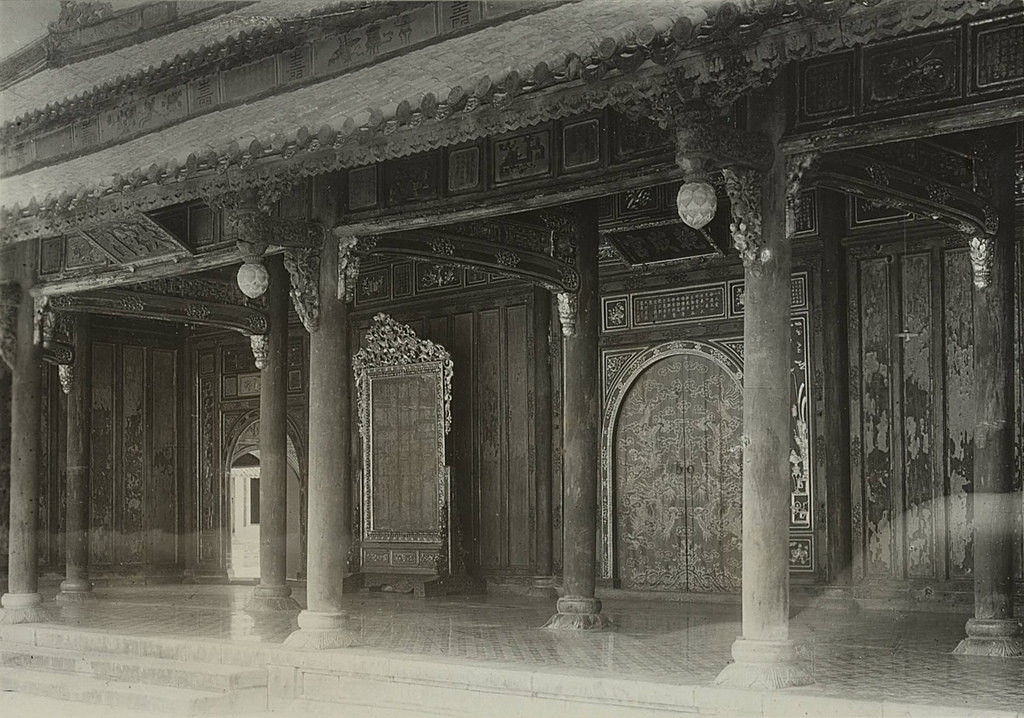 Đại Cung Môn, cửa chính vào Tử Cấm thành Huế. Công trình này đã bị phá hủy năm 1947. Ảnh tư liệu.