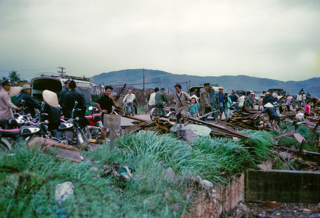 Người dân tìm kiếm đồ đạc còn sót lại sau trận bão. Ảnh: NZST.