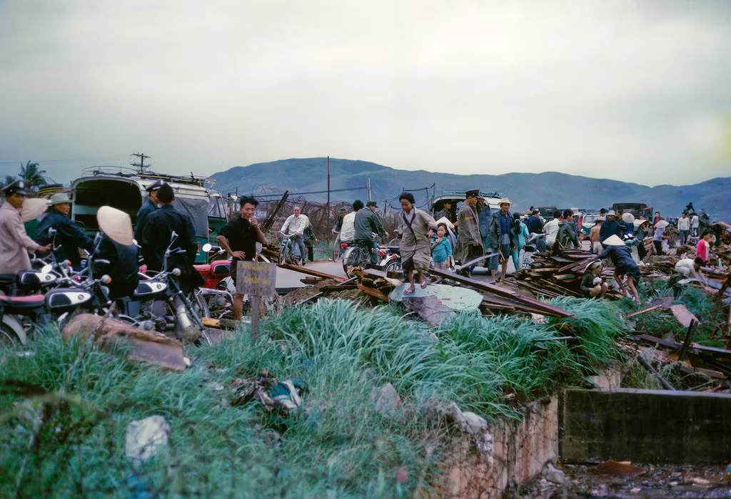 Người dân tìm kiếm đồ đạc còn sót lại sau trận bão. Ảnh: NZST.