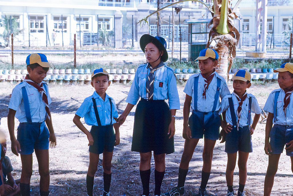 Các trẻ em trong đồng phục Hướng đạo sinh tham gia hoạt động tình nguyện tại một bệnh viện ở Quy Nhơn. Ảnh: NZST.