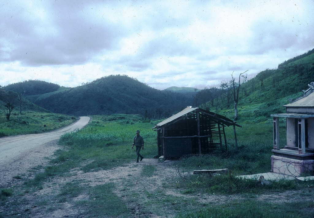 Ngôi miếu bên đường đèo. Ảnh: A70thvets.com.