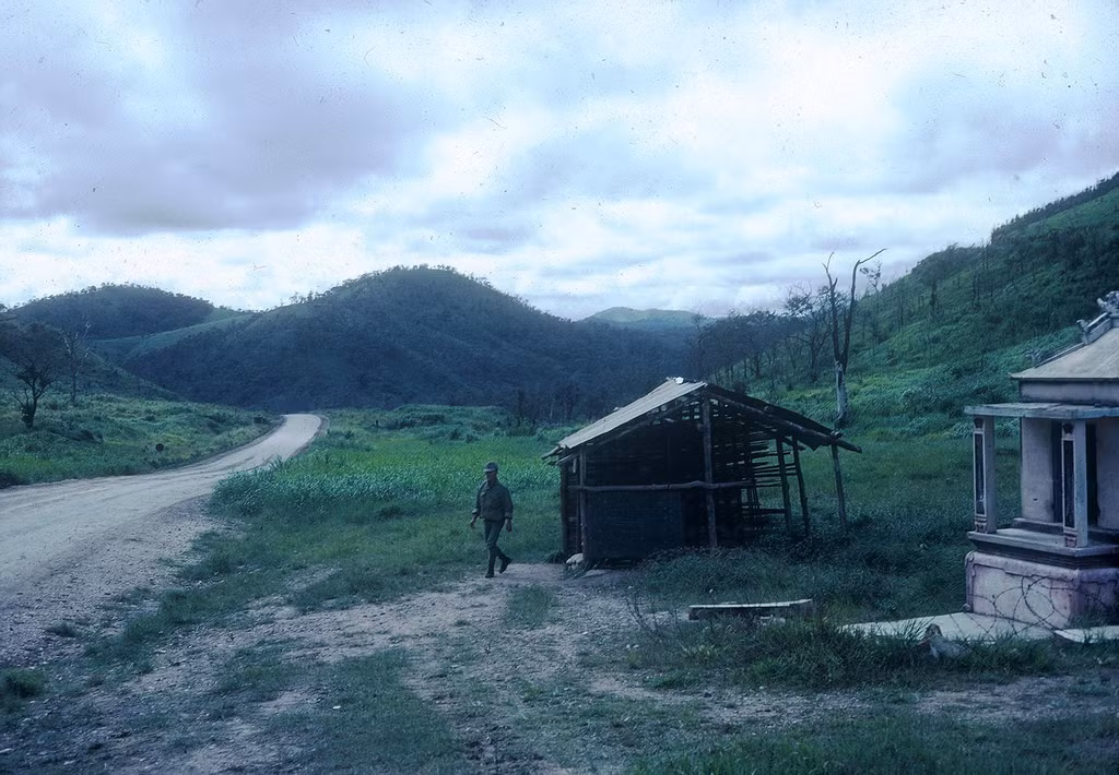 Ngôi miếu bên đường đèo. Ảnh: A70thvets.com.