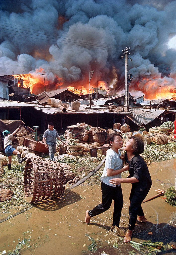 Vẻ hoảng loạn của một phụ nữ khi chứng kiến hàng hóa của mình bị thiêu rụi. Ảnh tư liệu.