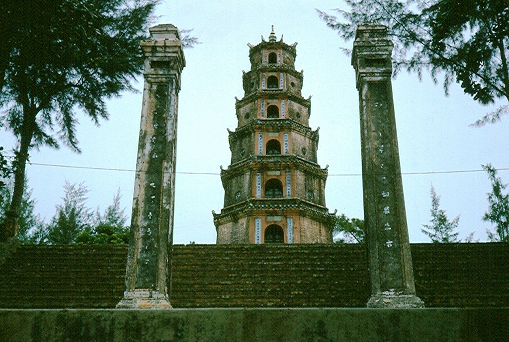 Chùa Thiên Mụ ở Cố đô Huế năm 1964. Ảnh: Robert Gauthier.