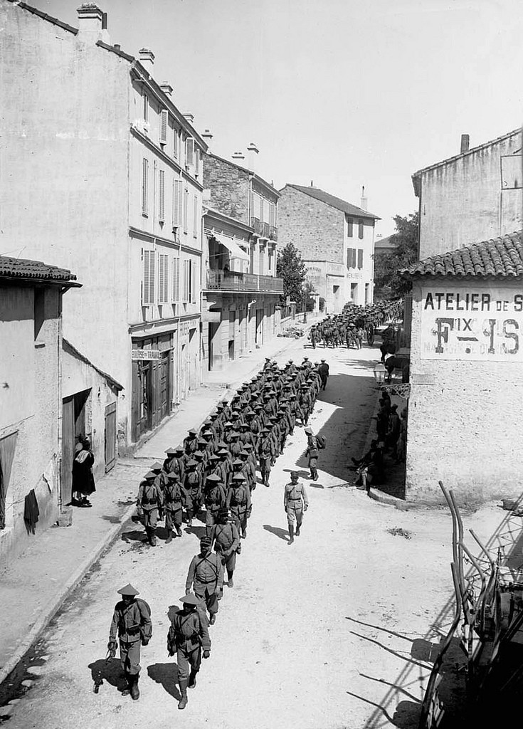 Đội quân người Việt hành quân qua một thị trấn ở xã Saint-Raphaël, nước Pháp năm 1916. Ảnh tư liệu.