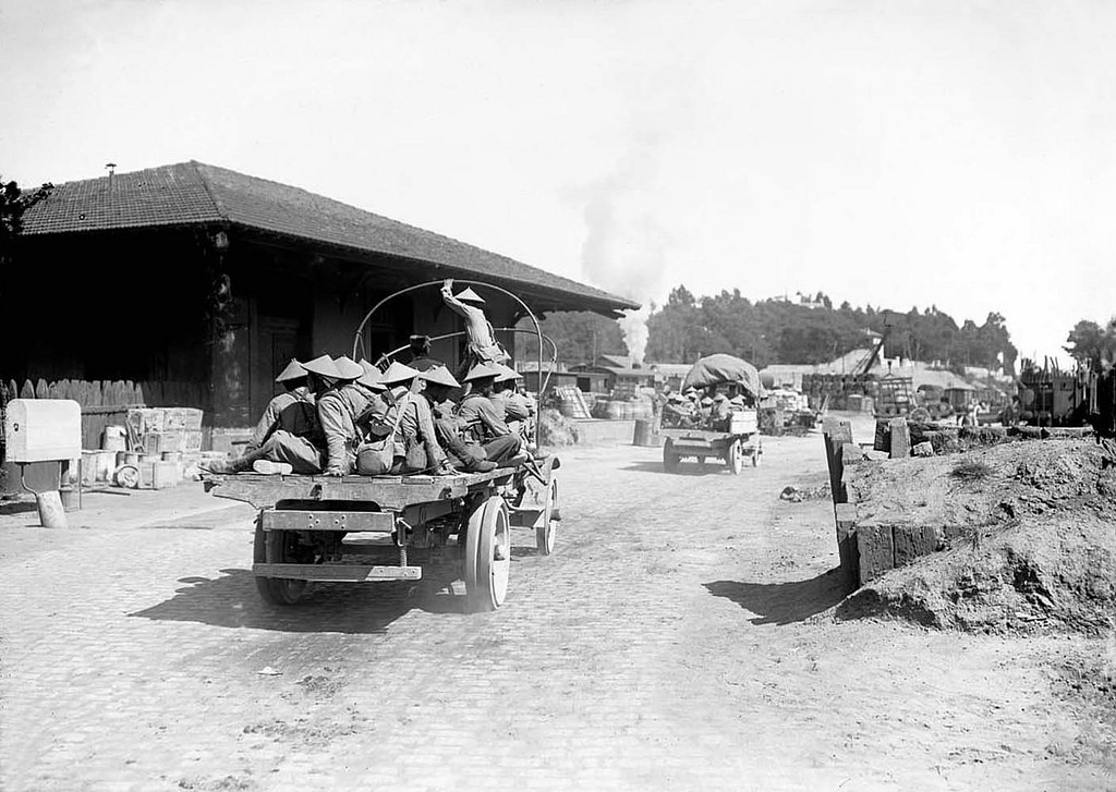 Một nhóm lính Việt di chuyển bằng xe cơ giới ở Saint-Raphaël. Ảnh tư liệu.