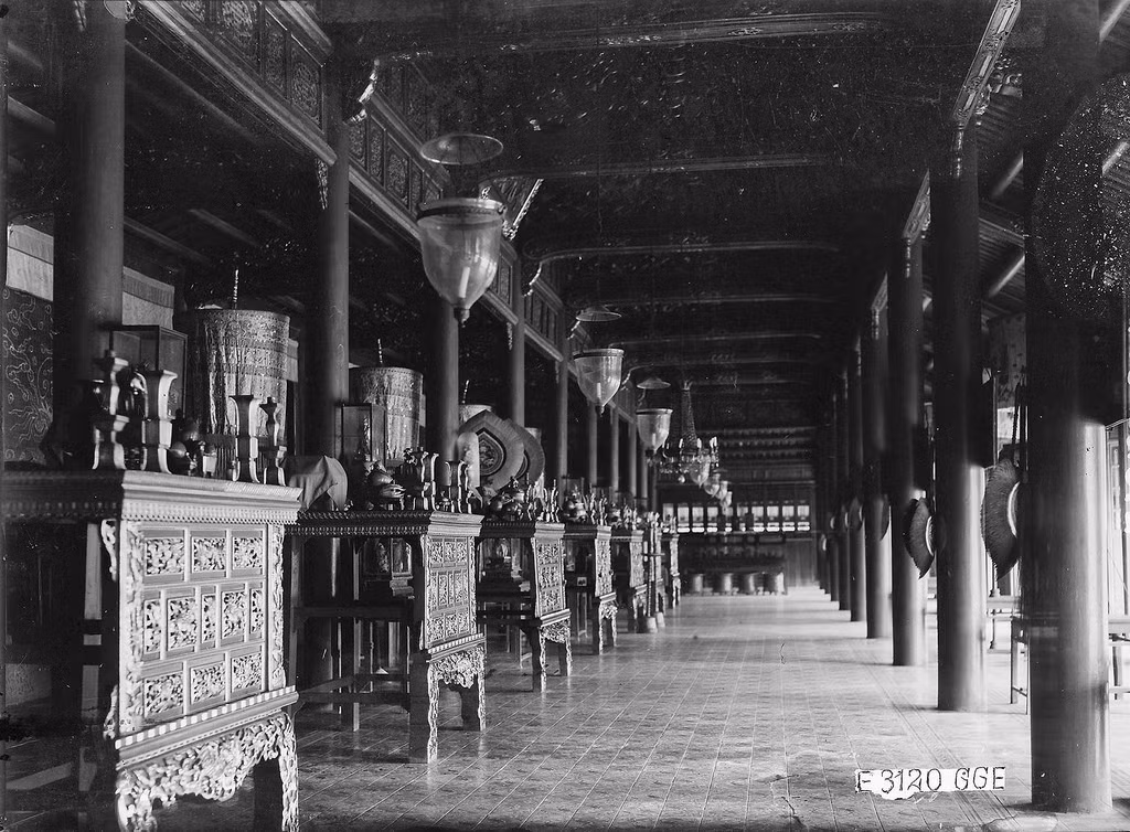 Trong điện Phụng Tiên, một nơi thờ cúng các vua triều Nguyễn trong Hoàng thành. Công trình đã bị phá hủy năm 1947. Ảnh tư liệu.