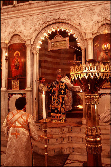 Trong nhà thờ Công giáo St. Mary ở Damascus vào một dịp thánh lễ. Ảnh: Magnum Photos.