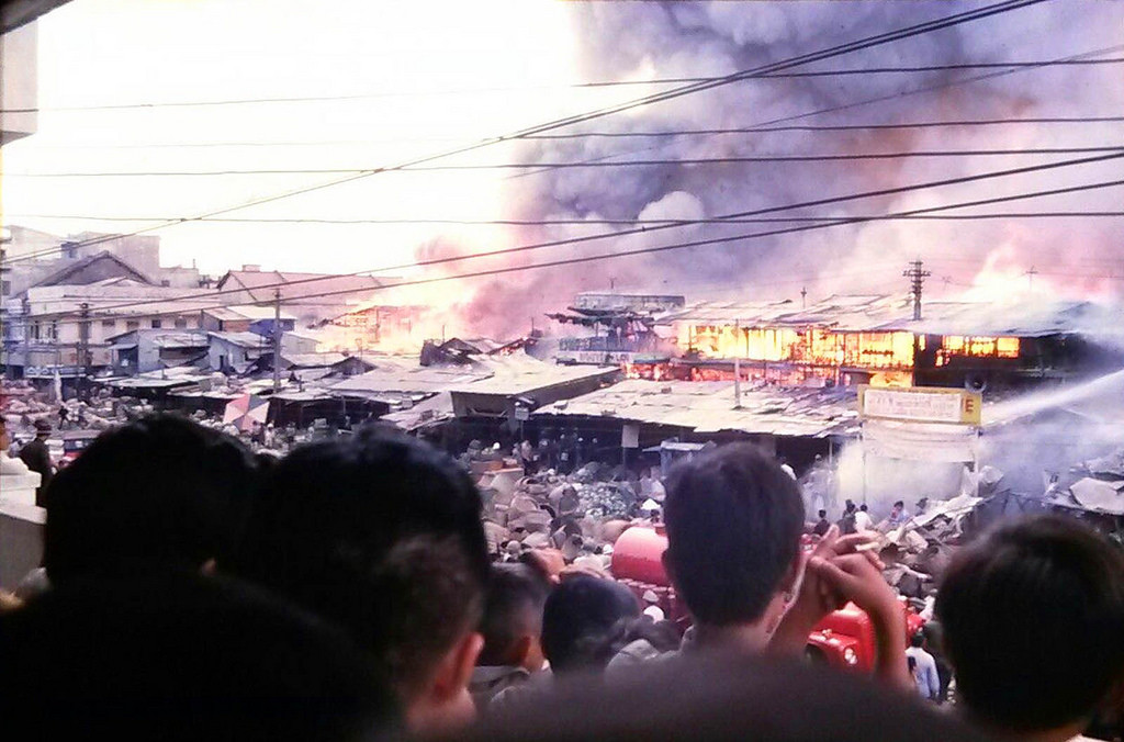 Những chiếc xe cứu hỏa tỏ ra vô hiệu trước ngọn lửa quá hung bạo. Ảnh tư liệu.