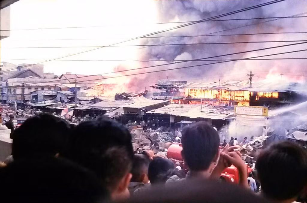 Những chiếc xe cứu hỏa tỏ ra vô hiệu trước ngọn lửa quá hung bạo. Ảnh tư liệu.