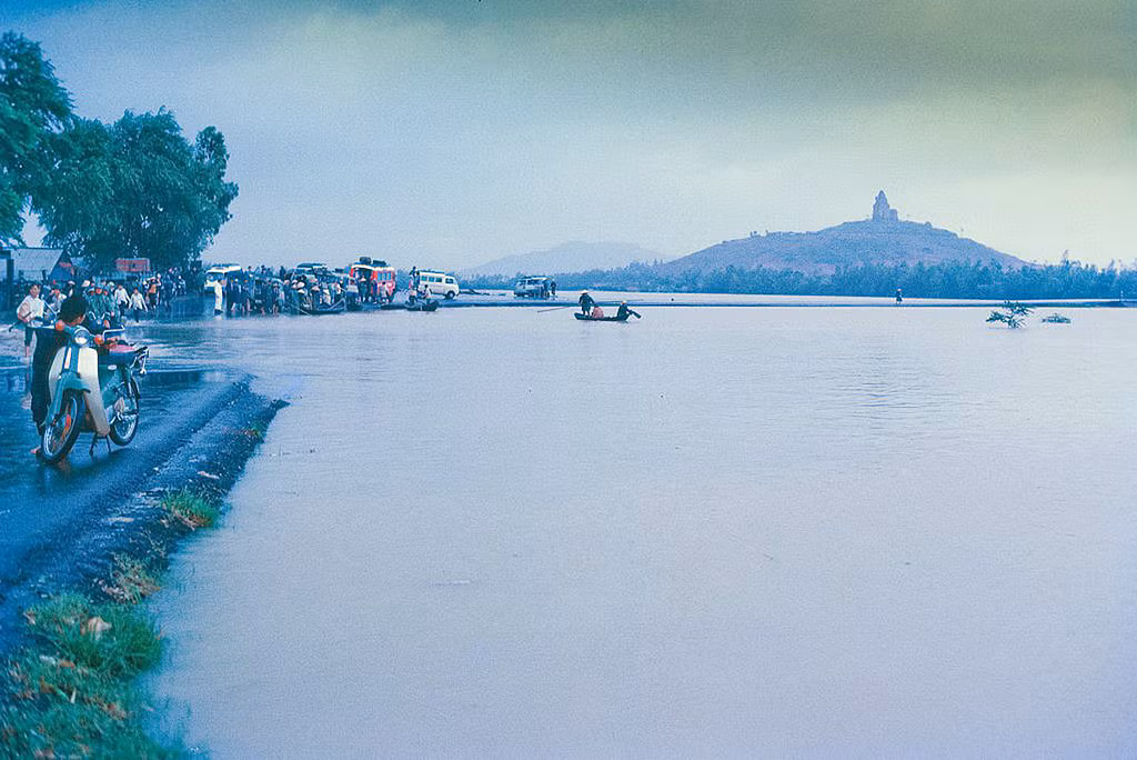 Nước lũ tràn qua đường Quốc lộ 1 phía Nam Phù Cát. Phía xa là tháp Chăm Bánh Ít, ngày nay thuộc địa phận thị xã An Nhơn. Ảnh: NZST.