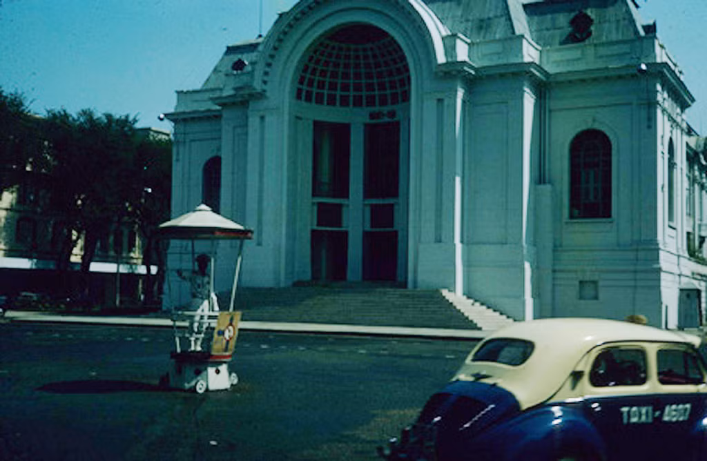 Tòa nhà Quốc hội, nay là Nhà hát Thành phố. Ảnh: Vietnam Center and Archive.