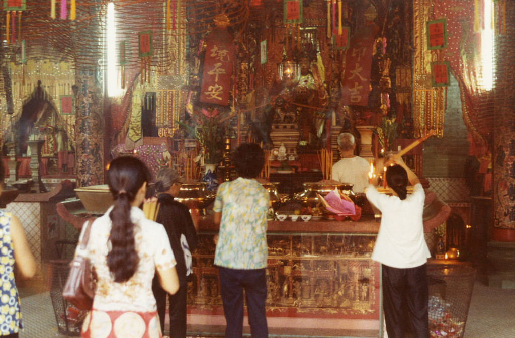Người dân lễ bái trong chùa Bà Thiên Hậu. Ảnh: Kemper14.