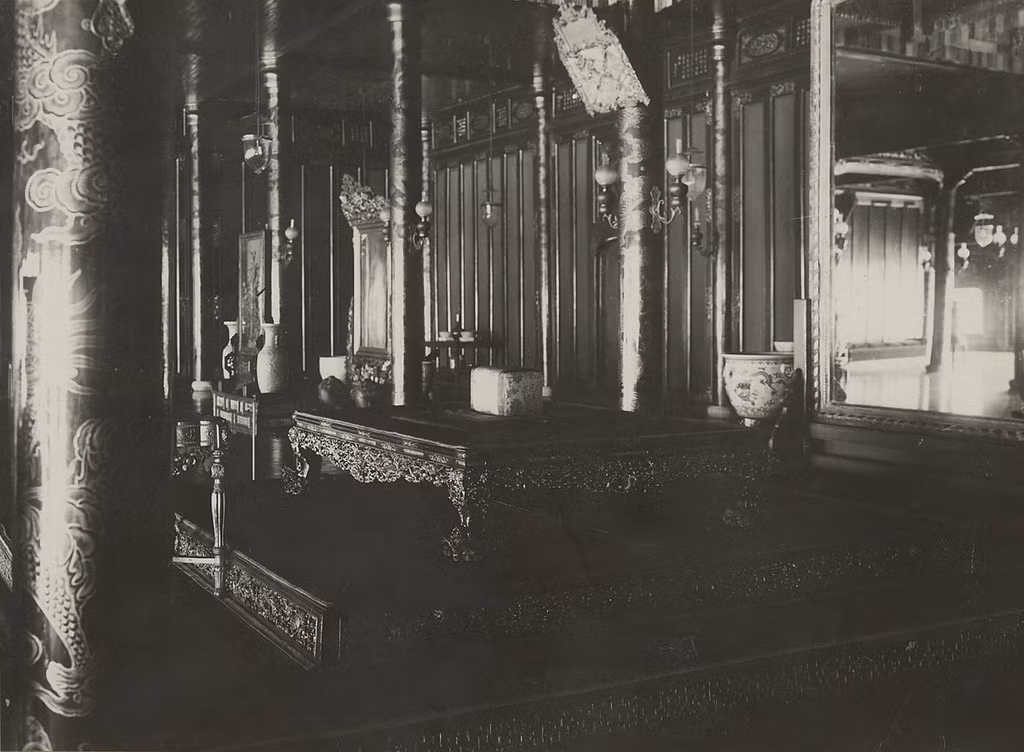 Một góc nội thất điện Cần Chánh. Ảnh tư liệu.