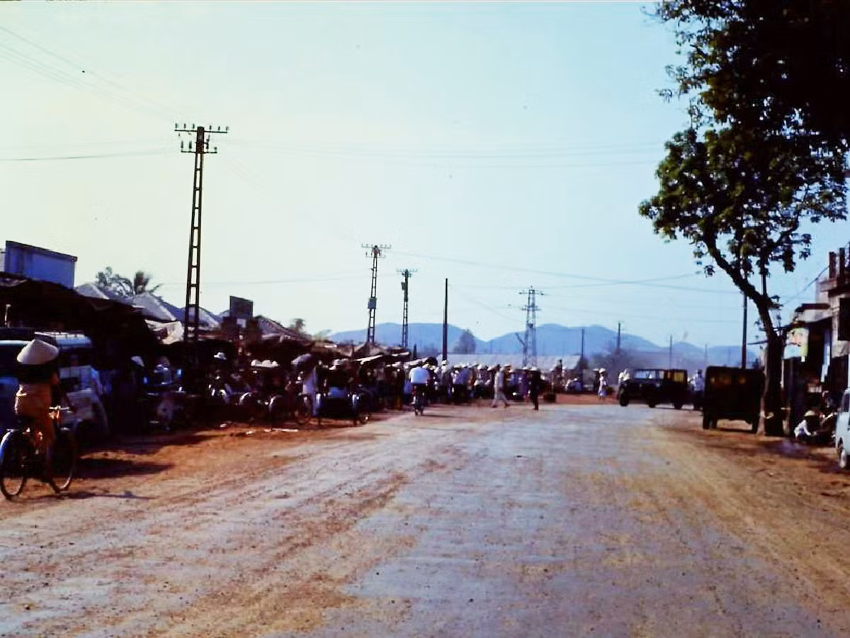 Đường Hùng Vương, khu vực chợ An Cựu. Ảnh: Joe Robertson.