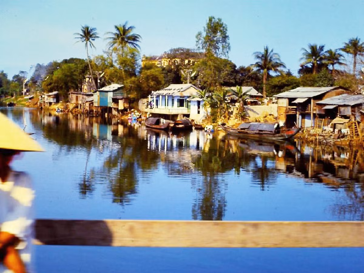 Từ cầu An Cựu nhìn về cung An Định. Ảnh: Joe Robertson.