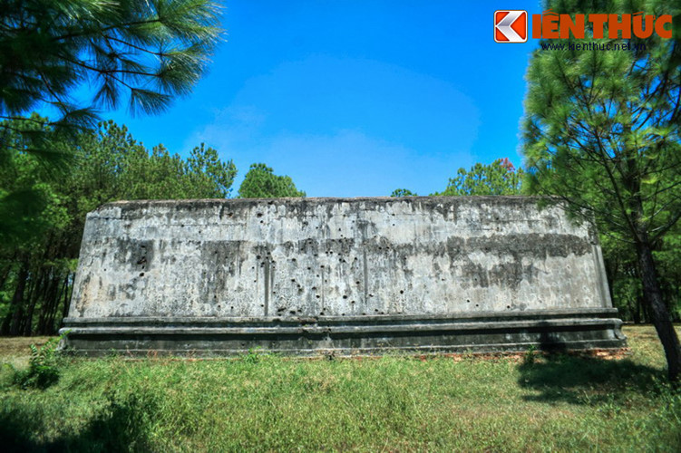 Một trong những bức bình phong của đàn Nam Giao lỗ chỗ vết đạn. Đây là đàn tế quan trọng bậc nhất của nhà Nguyễn, nơi các vị vua tổ chức lễ tế trời đất vào mùa xuân hàng năm ở Cố đô Huế.