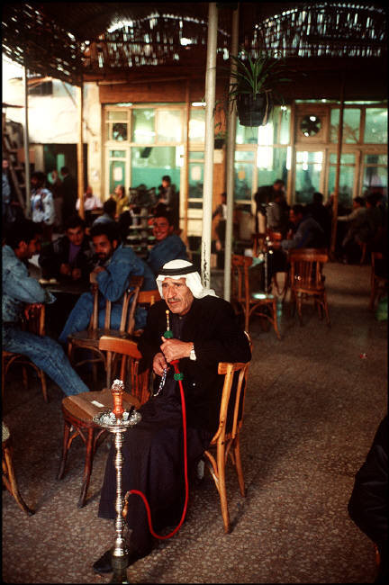 Trong một quán cà phê kiểu Ả Rập ở Damascus. Ảnh: Magnum Photos.