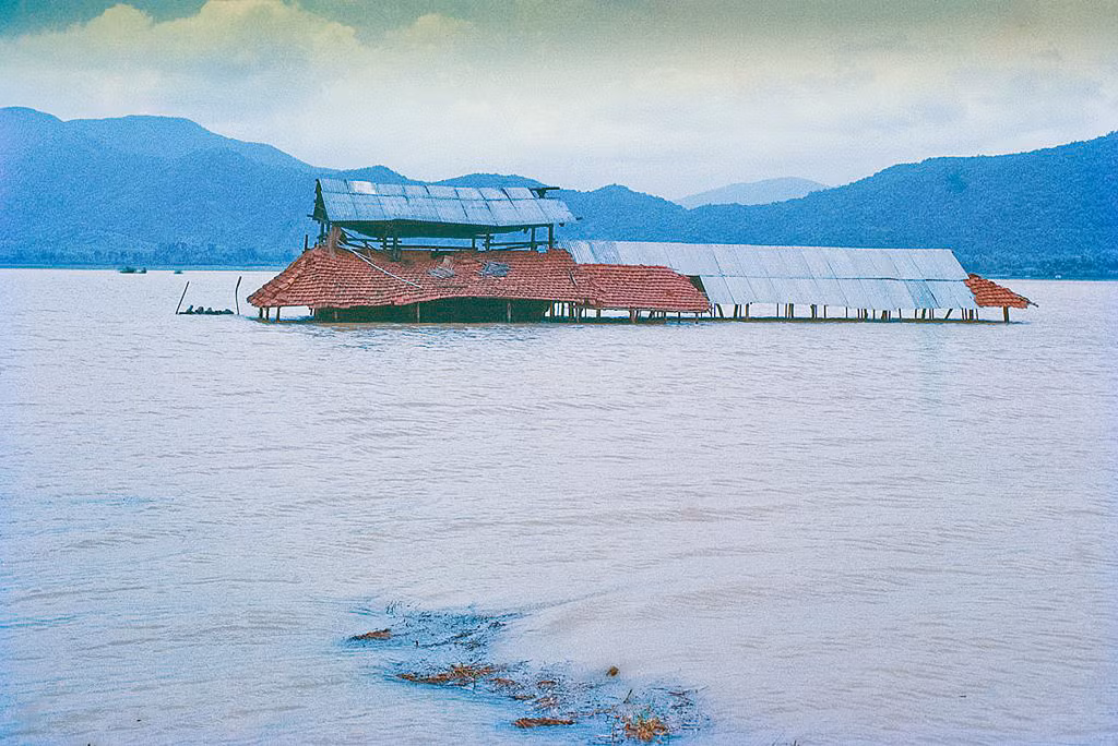 Quốc lộ 1 phía nam Phù Cát, trên đường xuống thị xã Quy Nhơn trong trận lụt năm 1970. Ảnh: NZST.