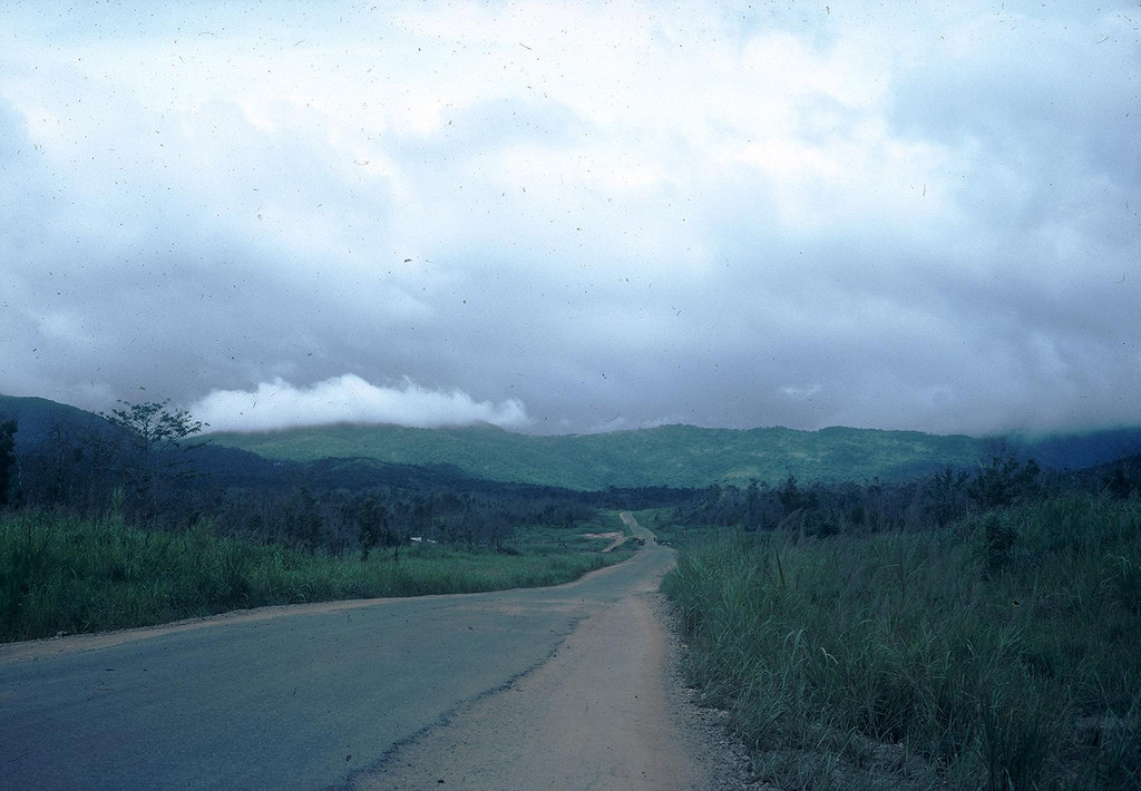 Dãy núi xanh ngắt hiện ra cuối con đường. Ảnh: A70thvets.com.