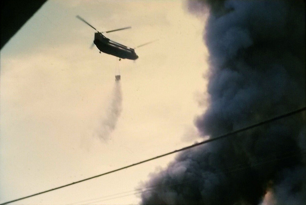 Trực thăng của quân đội Mỹ tham gia cứu hỏa. Ảnh tư liệu.