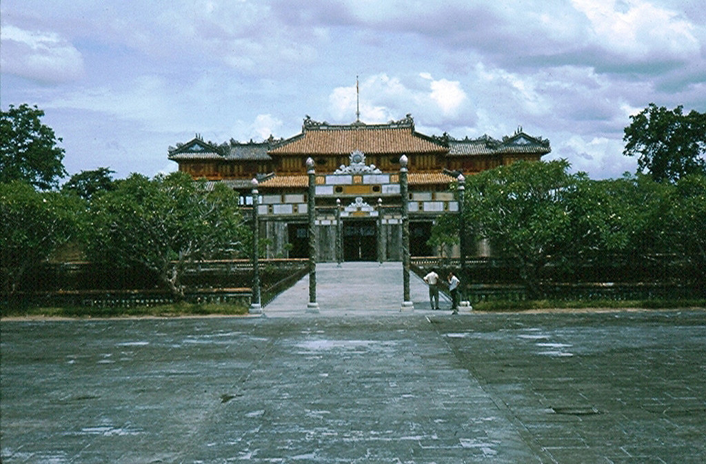 Từ sân trước điện Thái Hòa nhìn về Ngọ Môn. Ảnh: Robert Gauthier.