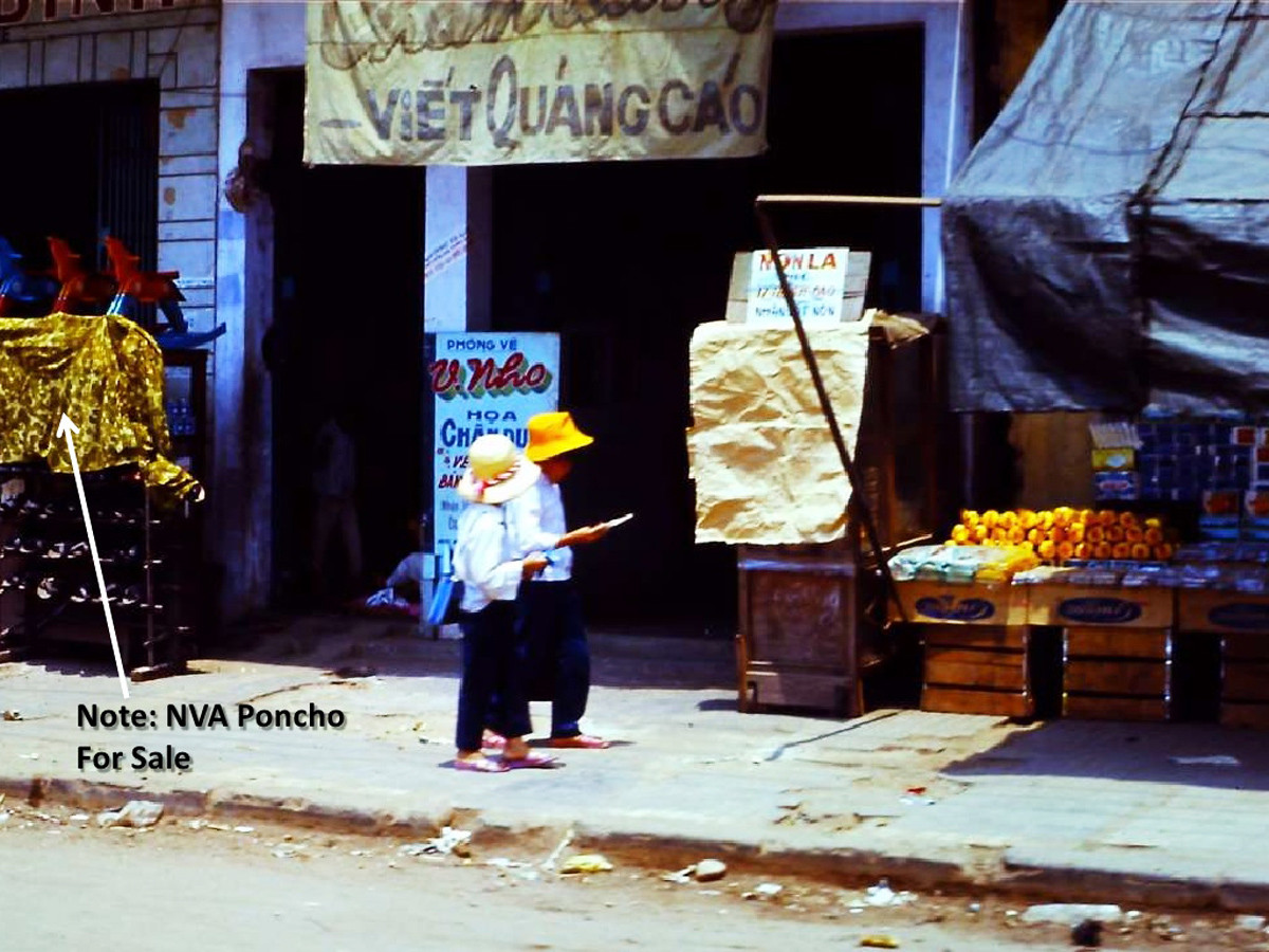 Các cửa hàng ở một góc phố. Bên trái là một gian hàng bày bán dép lốp và áo trùm đầu. Ảnh: Joe Robertson.