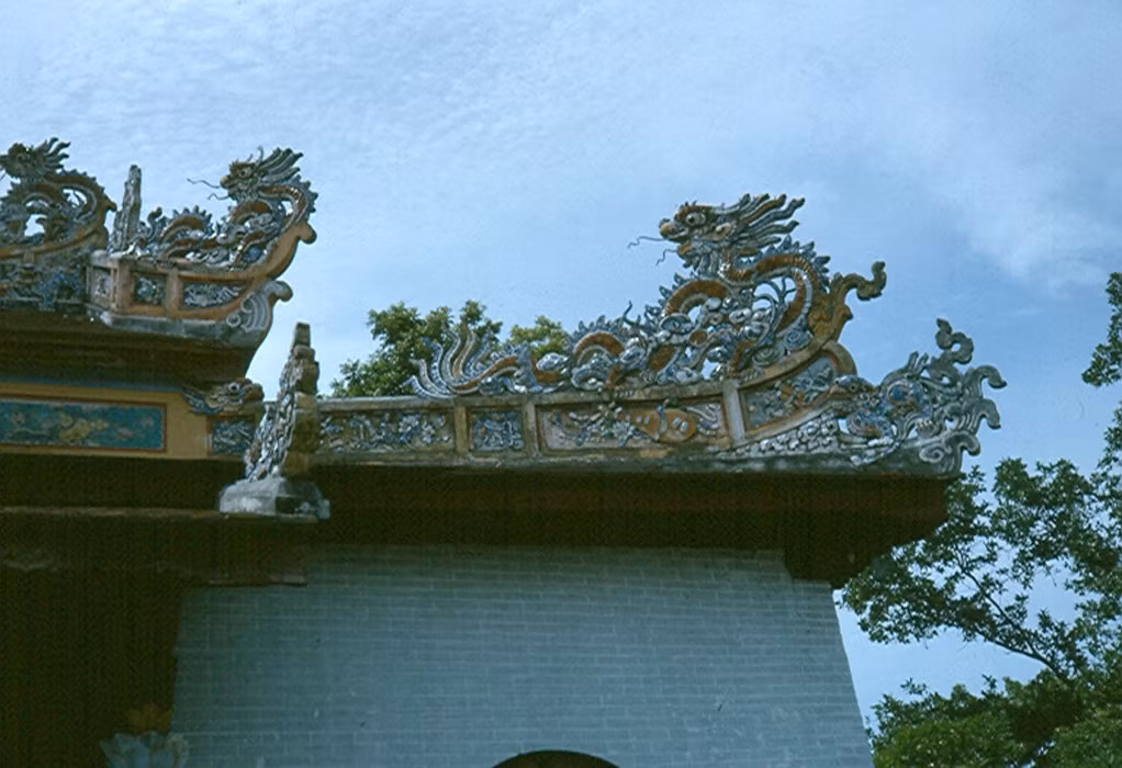 Trang trí kiến trúc trên mái điện Thái Hòa. Ảnh: Robert Gauthier.