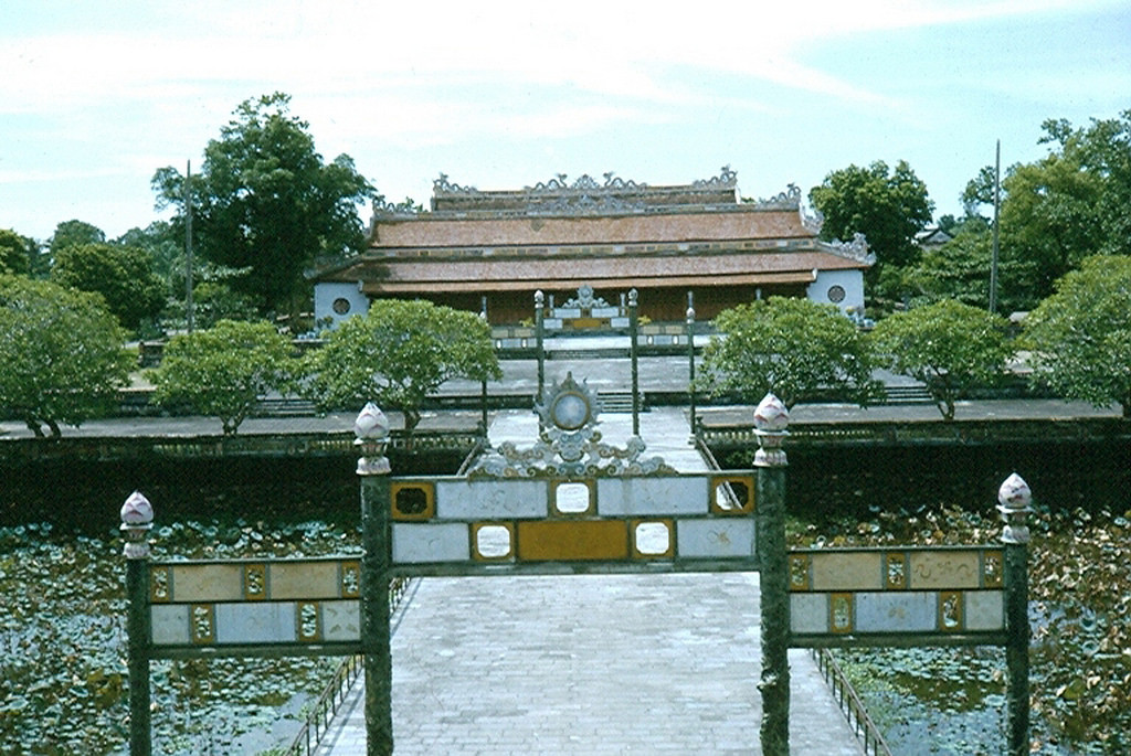 Từ Ngọ Môn nhìn về điện Thái Hòa, nơi đăng quang của các vua nhà Nguyễn. Ảnh: Robert Gauthier.