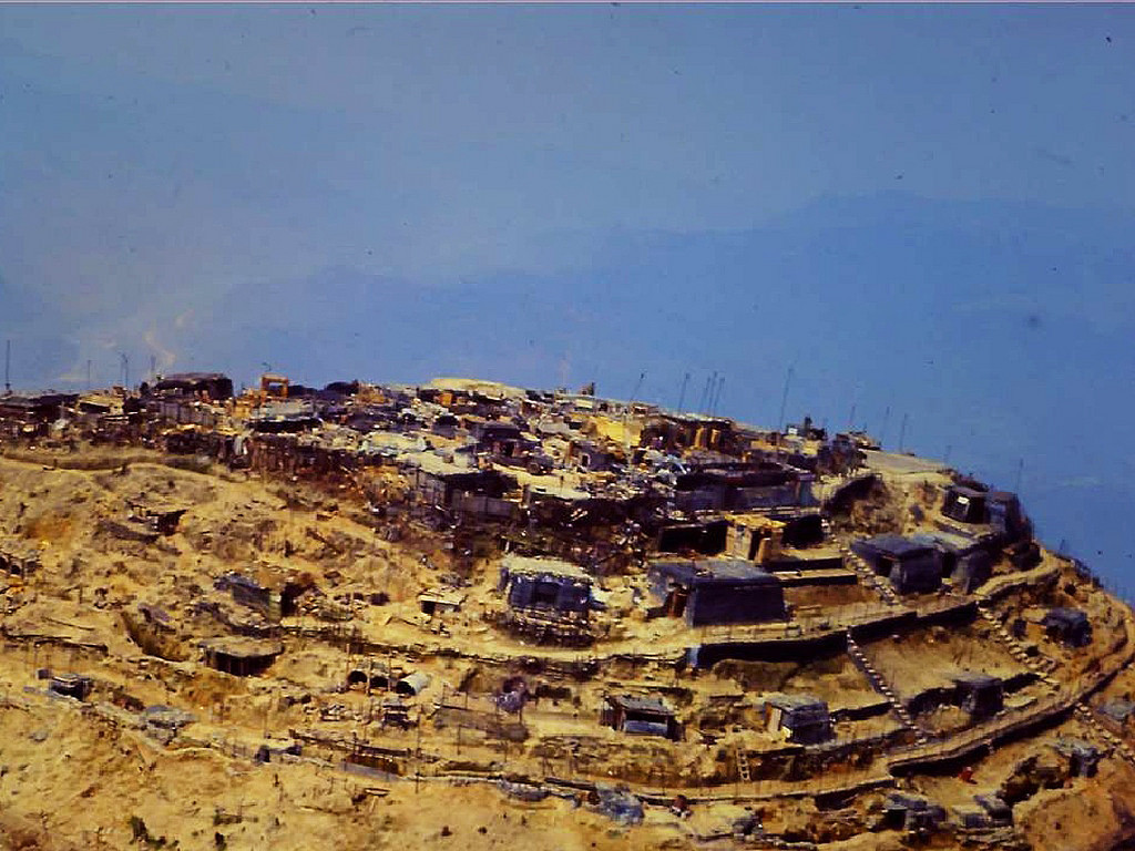 Mỏm núi chính dày đặc lô cốt, hầm hào, là nơi đồn trú của các đơn vị hỏa lực.